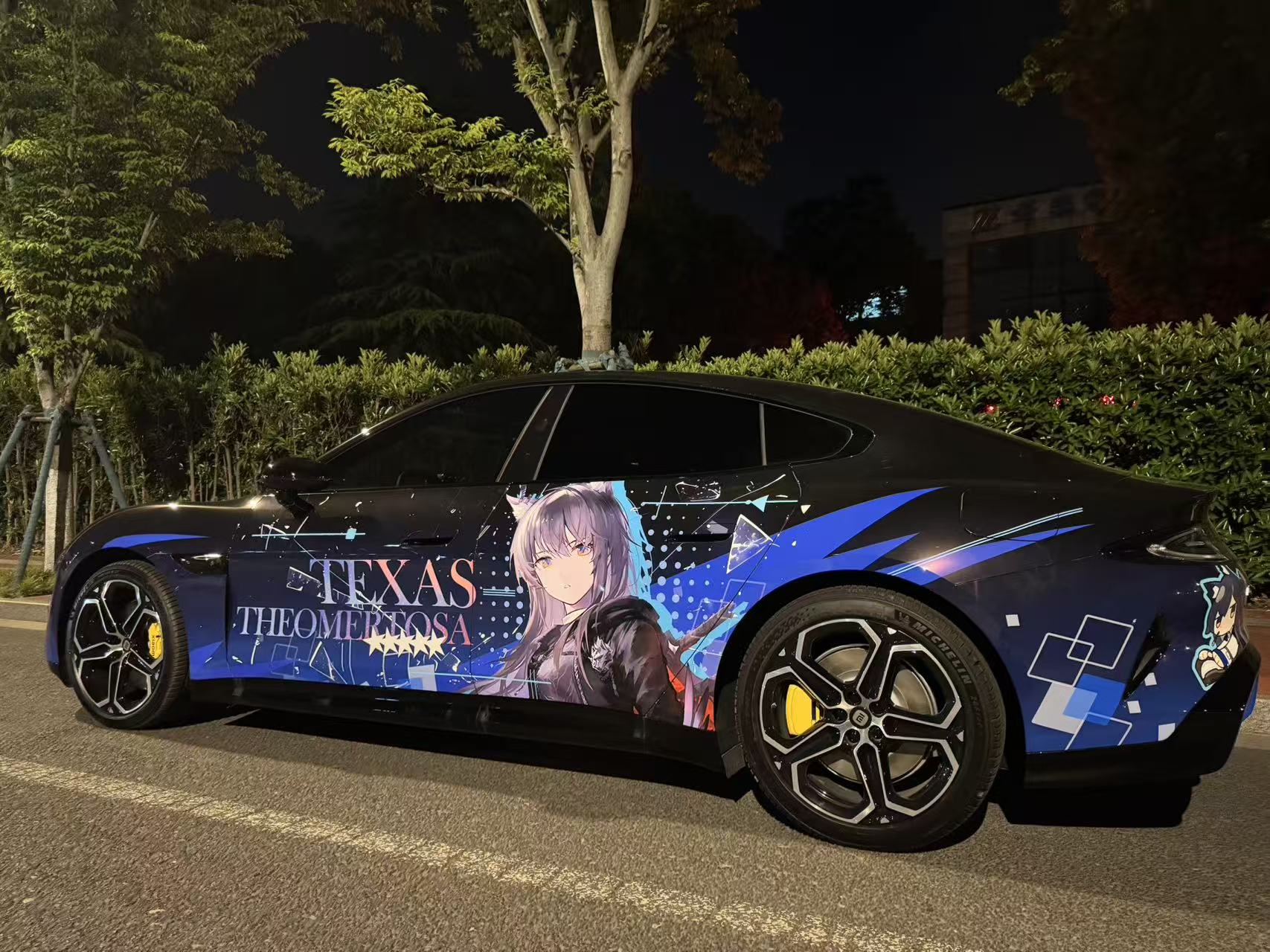 左侧